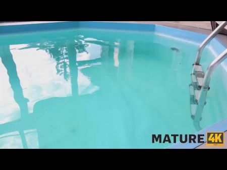 ناضجة 4K. يجذب الجسم الساخن الناضج الرجل الذي يحصل عليه معها 