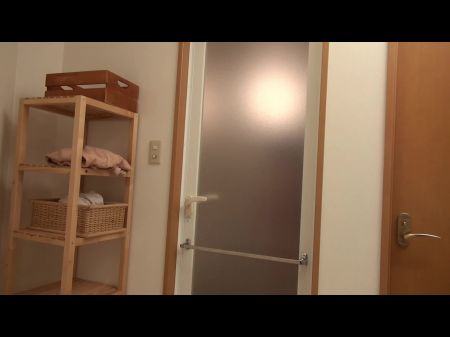 Minha irmã que morava sozinha de repente voltou para a casa dos meus pais, ela está sempre nua sem me perceber. 