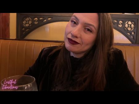 La esposa engañosa folla a la empleada en el baño de pub mientras el esposo espera afuera y obtiene una carga sorpresa en toda la cara 