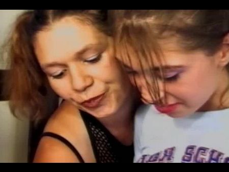 böse Küken, die schmutzige Vierer genießen 