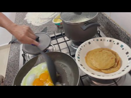 أنا أساعد أختي الصغير مع دروس الطهي الخاصة بها وينتهي بنا المطاف سخيف غني حقًا وصعب. 