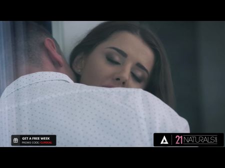 Nympho Sybil cuida la polla de su hombre 