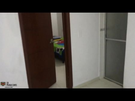 最美丽，最性感的邻居非常吸吮我的公鸡，直到我用西班牙语获得所有精液暨面部色情