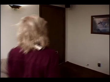 Großmutter finger sich selbst, wenn ihre Stieftochter zu Besuch kommt, sie will mitmachen und ihre großen Brustwarzen und Gr 