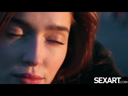 Redhead Crams Giant Dildo in ihre enge Muschi für Wild Ride 