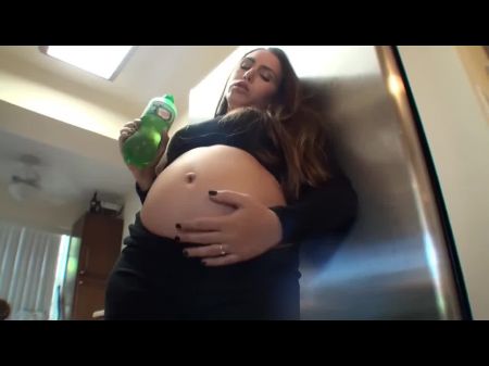 Großer Schwangerer Und Aufgeblähter Bauch 