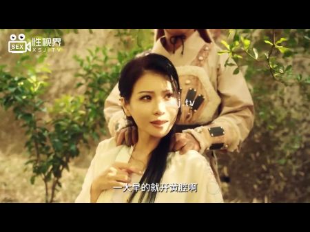 La puta china caliente con tetas masivas se destruye por una gran polla gruesa y orgasmo 