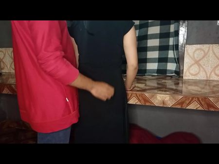 Kamwali Bai Kunwari Ladki Queenrima fue atrapado xxx follado por detrás mientras limpiaba en la cocina 