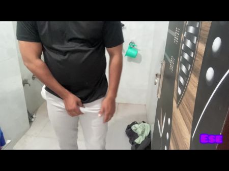 Plumber NE Kaha Bhabhi Apki Jaisi Aurat Ka到Mai Pura Paani Paani Pee Jaau agar saath do 