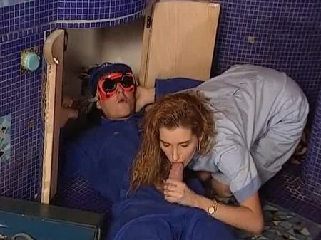 Ein geile Brünette Küken aus Deutschland wird von einem Klempner gefickt 