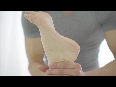 Erotikmassage mit einer schönen Frau mit einer sehr nassen Muschi 