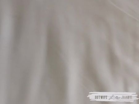 A famosa Desi Bhabhi Jaanvi fodida por sua amiga na frente de seu marido corno no quarto de hotel enquanto seu marido gravando 