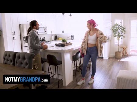 حفيدة الخطوة Jazmin Luv تحصل على قرنية بينما جد الخطوة يفرك جسدها المثالي 
