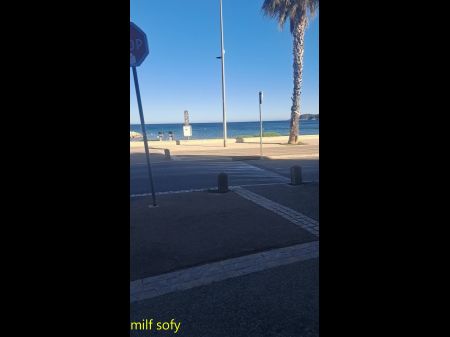 Regreso de una fiesta y me encuentro con un fan que ama a los milfs, lo chupo afuera y él me folla el culo y me corre la cara 