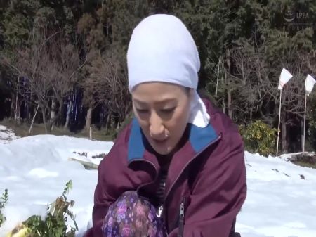 Reife Frauen Aus Dem Norden. Sie Sind So Heiß, Dass Sie Den Schnee Um Sie Herum Schmelzen 1 