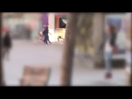 朱利安（Julian）在街上捡起一个非政府组织，他妈的她