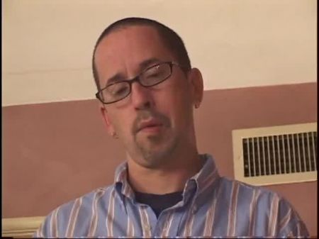 无辜的保姆被她的老板吸引着吮吸和他妈的