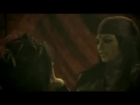 Weiße und asiatische dunkelhaarige Huren genießen eine lesbische Dreiway 