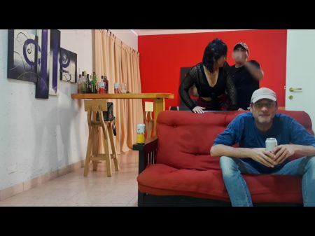 当我和他最好的朋友他妈的时，我丈夫看着足球比赛