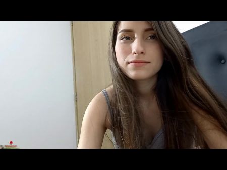 Mi estúpida hermanastra me descubre desnuda y la convencimiento de que se desnuda conmigo para que termine jodidamente muy duro 