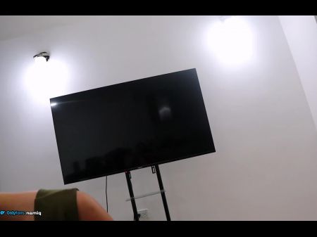 Paar hilft ihrem Freund ohne Hände, indem er ihm einen Blowjob gibt Kolumbianer 