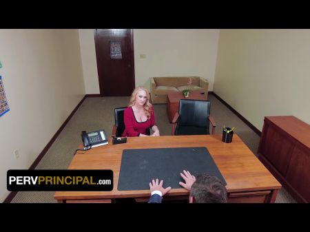 La madrastra recibe una llamada del principal Miles, y las cosas no se ven tan bien en la escuela 