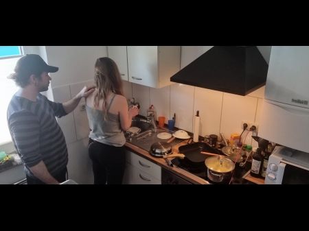 18yo Teen Stiefschwester in der Küche gefickt, während die Familie nicht zu Hause ist 