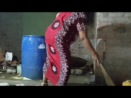 La madre de mi amiga de la escuela estaba trabajando en casa y yo me escondí detrás de ella y la atrapé y tuve relaciones sexuales con la madre de mi amiga. 