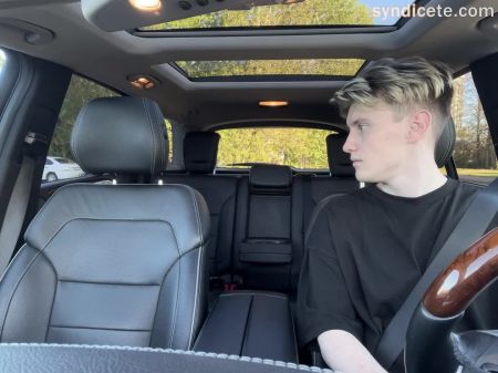 Bezahlt Für Ein Taxi Mit Einem Blowjob Im Auto Im Freien 