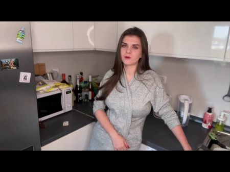 Mãe madras com tesão foi pega por meio do filho e ela o seduz com seus 2 grandes paus 