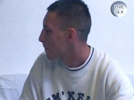 Mulher alemã de cabelos curtos é fodida por seu jovem vizinho 