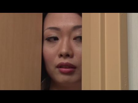 一位三十多岁的办公室女士与大胸部乱搞她的同事部分。2