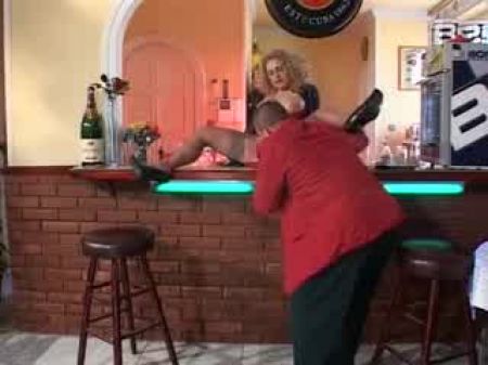 Vollbusige reife Frau mit haariger Muschi wird in einer Bar gefickt 