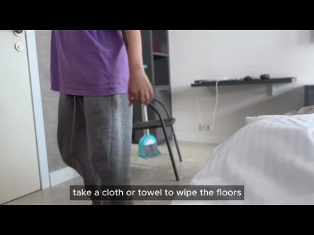 Pagué a la mujer de limpieza para mostrar sus encantos y tener sexo 