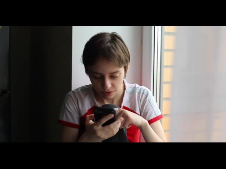 Después de la práctica del fútbol, ​​ella lo deja follar su coño peludo 