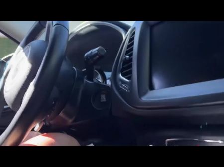 Um estranho percebeu que eu estava me masturbando no carro e me ajudou a gozar 