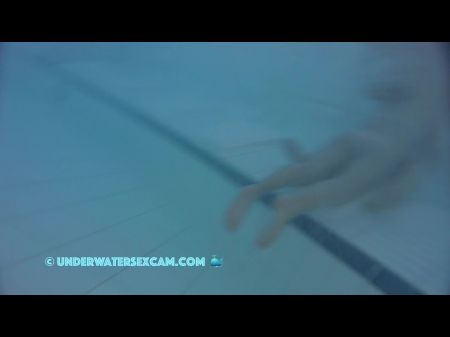 Dieses Teenager -18 -Paar ist so geil, dass sie unter Wasser im Pool ficken müssen und Sie sehen 