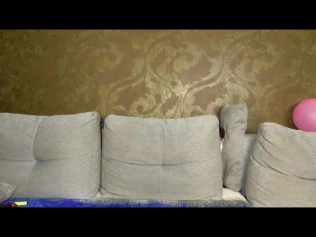 胖和多汁的女孩爱抚她的湿洞