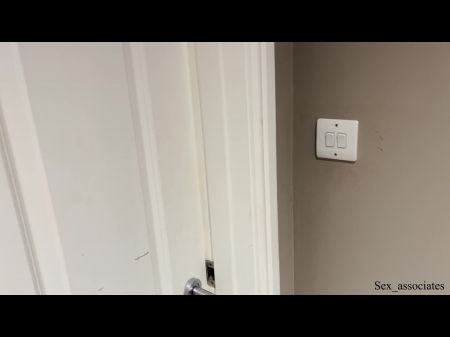 Stepmoms erstmals doppeltes Eindringen in einer Toilette eines gemeinsamen Raums mit ihrem Stiefsohn. 