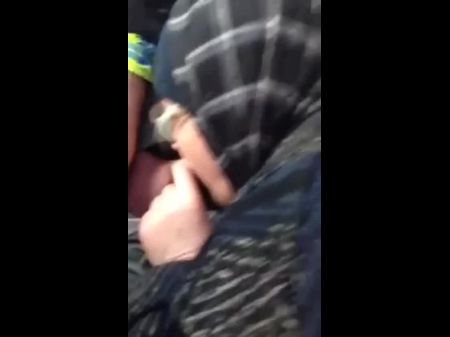 Mujer y anciana egipcia chupando 