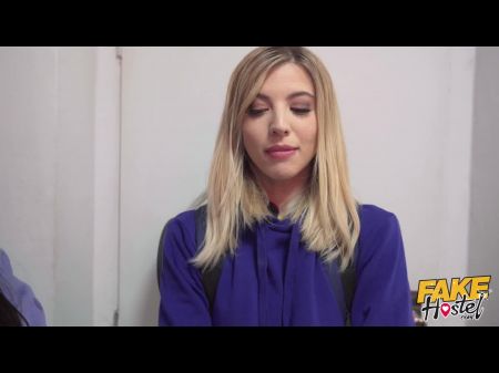 Las lesbianas se registran en el albergue y prueban su primera polla en un trío divertido 