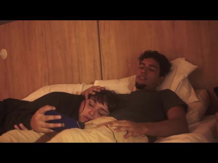 Me voy solo a la cama para ver una película y mi hermanastro viene a verla conmigo 