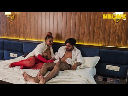 La enfermera sexy es seducida por su paciente mientras ella revisa su cuerpo y su polla 