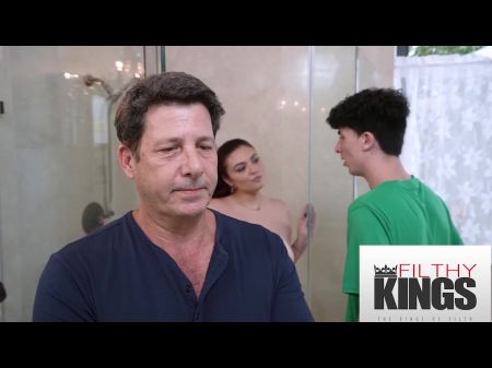 تجرأت زوجتي المفلس على أن يمارس الجنس معها في الحمام 