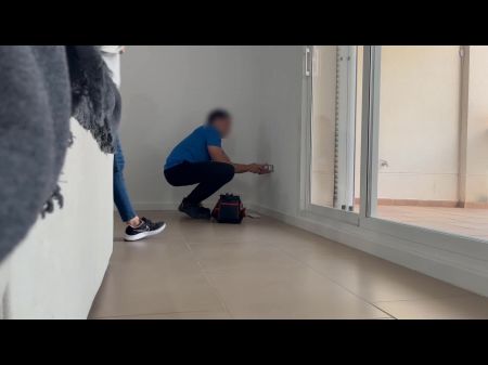 Ich rufe den jungen Elektriker an, um den Stecker zu reparieren und ihm einen Blowjob zu geben und ihn zu überraschen, ohne dass er es weiß, 