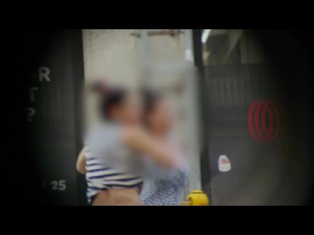 Se conoció y se filmó golpeando a una chica morena tetona 