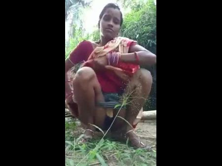 قرية ديسي Bhabhi Pissing في الهواء الطلق 