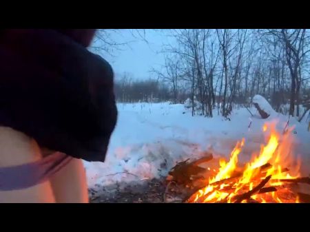 Ein Typ und ein Mädchen ficken im Winter am Feuer 