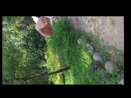 我最好的朋友和我在公园里用塑料阴茎开始玩耍
