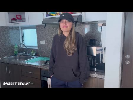Food Delivery Innocent weiß nicht, dass sie bereits für die Pizza bezahlt haben 